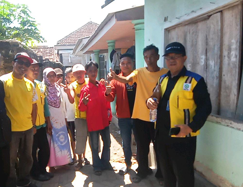 Puluhan warga Dusun Palurejo, Desa Tembokrejo, kecamatan Muncar berkumpul di jalan yang baru di Paving. (blok-a.com/Aras)