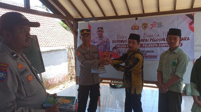 Kapolsek Songgon, AKP Maskur bersama anggota, dan Kyai, serta perwakilan Ustad, guru, pelajar/santri Ponpes 'Ainul Huda saat melakukan foto bersama, Kamis (31/8/2023).(blok-a.com/Kuryanto)