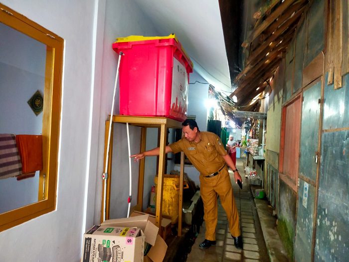 Koordinator Pasda Glenmore Selamet Budiono saat menunjukan tandon penympanan air bersih guna mencukupi kebutuhan MCK dan mushola, Senin (28/8/2023).(blok-a.com/Kuryanto)