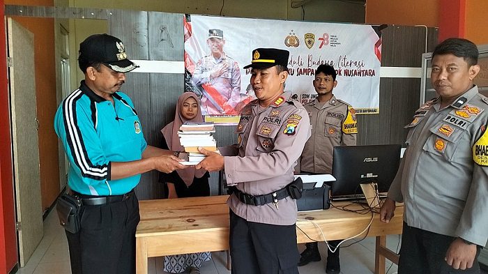Kapolsek Sempu, AKP Karyadi bersama anggota saat menyerahkan buku bacaan ke Perpustakaan Desa Jambewangi, Kamis (31/8/2023).(blok-a.com/Kuryanto)