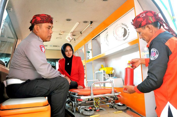 Desi Prakasiwi menjadi pembina dan penasihat Paguyuban Driver Ambulans (PDA) yang diwadahi Yayasan Banyuwangi Relawan (YBR) 24 jam.