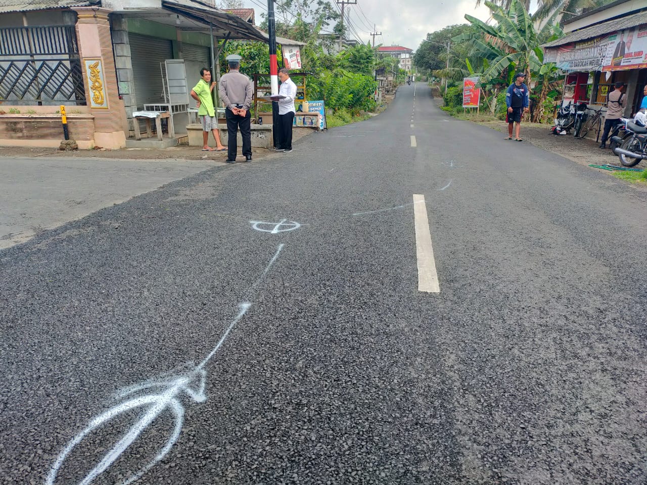 Jalan Raya Blokagung jurusan Genteng, Desa Karangdoro, Tegalsari, Banyuwangi, Lokasi lakalantas antara sepeda motor Vs sepeda Gayung yang mengakibatkan pengendara sepeda motor tewas, Rabu (15/11/2023).(blok-a.com/Kuryanto).