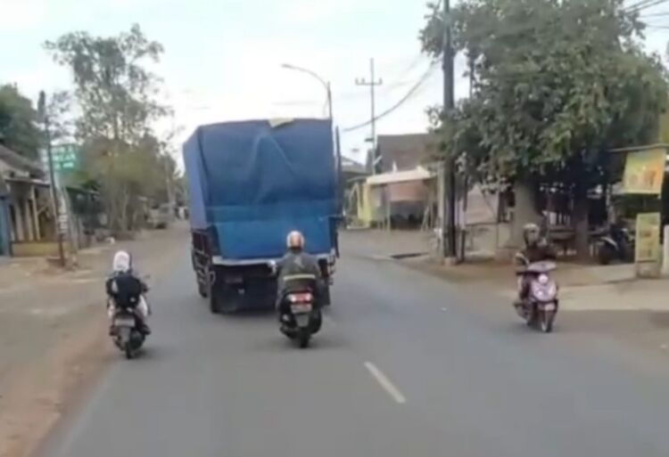 Tangkapan layar video truk melaju oleng di jalanan Banyuwangi.