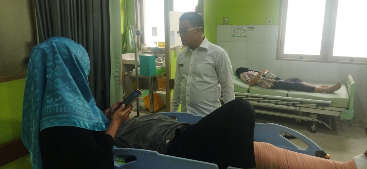 Caption : Piket Lantas Polsek Genteng saat mendatangi salah satu korban Lakalantas antara dua sepeda motor yang terjadi di Jalan Raya KH. Wahid Hasyim jurusan Genteng - Sempu, Desa Genteng Kulon, Kecamatan Genteng, di RS Alhuda, Rabu (15/11/2023)(blok-a.com/Kuryanto).