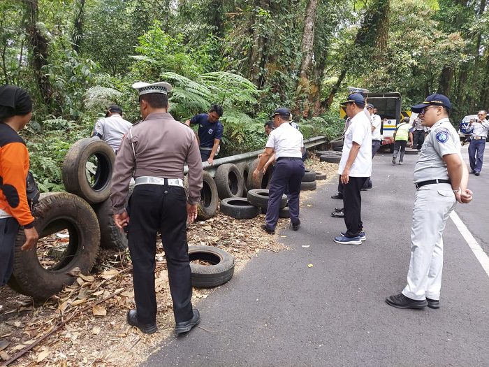 Pemasangan Banner dan Ban pada pembatas jalan yang dilakukan Satlantas Polresta Banyuwangi bersama Dinas Perhubungan (Dishub), Dinas PU, Jasa Raharja Banyuwangi, serta relawan wisata Gunung Ijen, di jalur Sengkan Mayit. (dokumen dari Satlantas Polresta Banyuwangi untuk blok-a.com).
