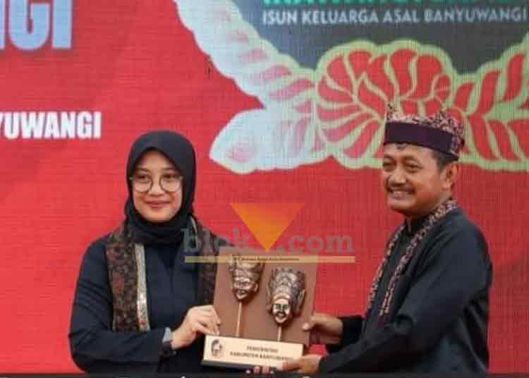 Bupati Banyuwangi, Ipuk Fiestiandani saat menghadiri HUT ke-4, Ikatan Keluarga Banyuwangi (Ikawangi) di EV Garden, Jambi, Minggu (12/11/2023) (foto: blok-a.com)