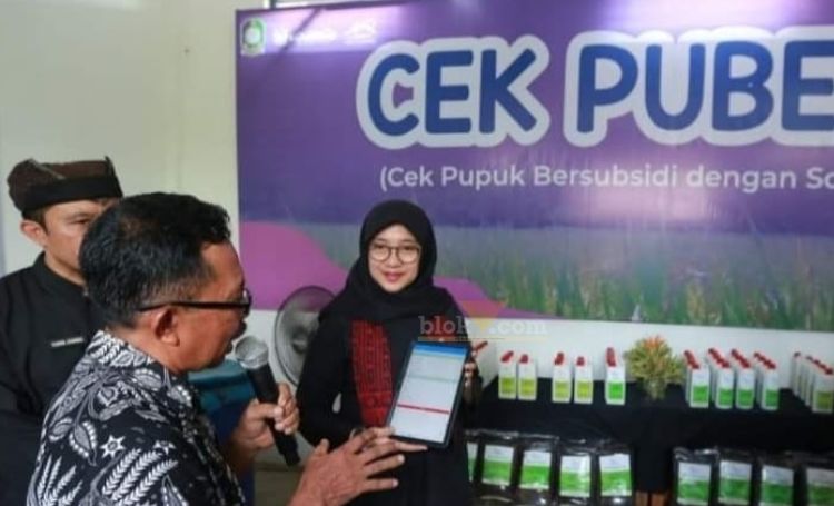 Melalui aplikasi Cek Pubertas yang diintregasikan lewat Smart Kampung, petani Banyuwangi bisa memantau ketersediaan pupuk bersubsidi di wilayahnya, Senin (20/11/2023).(blok-a.com/Kuryanto)