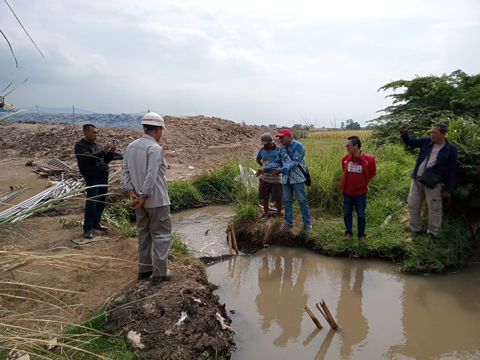 Kades Asembagus dan Lurah Semampir, mengecek saluran irigasi di Desa Sentong Krejengan, yang tertutup dan macet.