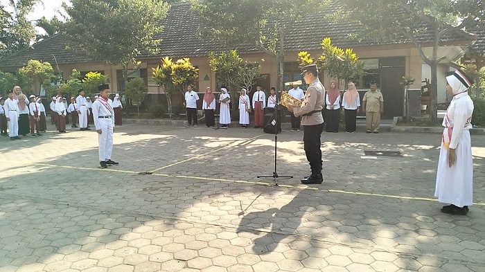Kanit Binmas Polsek Sempu, Aiptu Gatot Hariawan, saat menjadi pembina di Upacara Bendera di SDN 2 Gendoh, Banyuwangi, Senin (6/11/2023).(dok. Polsek Sempu untuk blok-a.com)