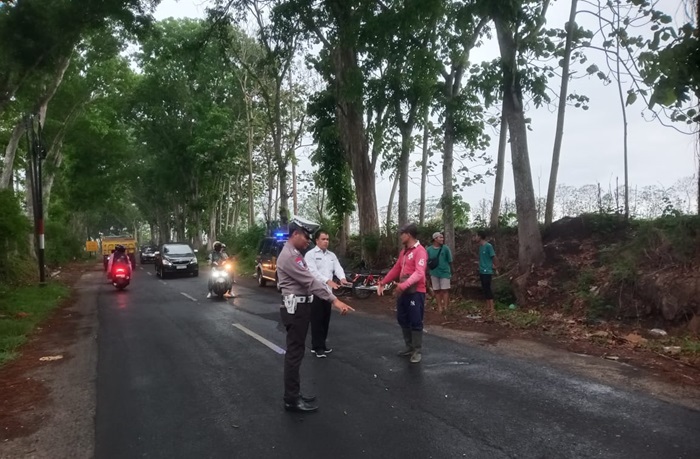 Lokasi laka karambol antara tiga unit sepeda motor di Jalan Raya Temuguruh, 100 meter utara jembatan Sasak Mayit selatan, Masuk Dusun Nganjukan, Desa Karangsari, Kecamatan Sempu, Banyuwangi, Rabu (29/11/2023).(bloka.com/Kuryanto)