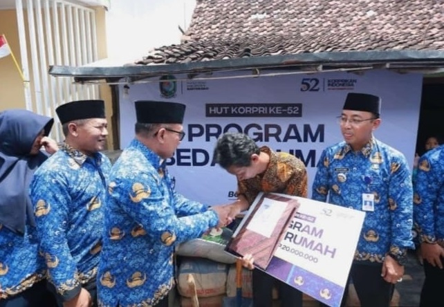 Memperingati HUT Korpri ke 52, Korpri Banyuwangi menyalurkan bantuan bedah rumah tak layak huni sebanyak 25 rumah, Rabu (29/11/2023).(blok-a.com/Kuryanto)