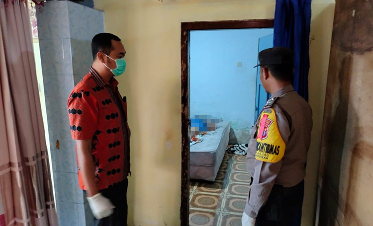 Tim Medis Puskesmas Jajag dan anggota Polsek Gambiran, saat melakukan olah TKP di Hotel Widodo, Jajag, Kecamatan Gambiran, Banyuwangi, Sabtu (25/11/2023).(blok-a.com/Kuryanto)