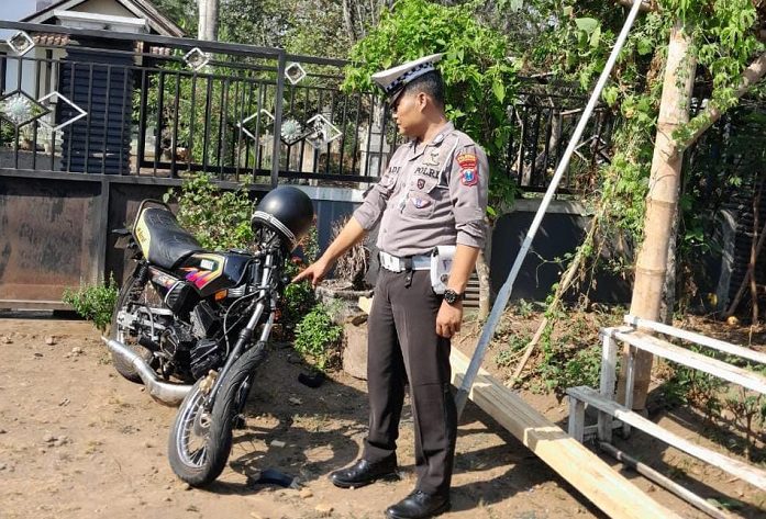 Piket lantas Polsek Genteng, Bripka Hadi. S, saat menunjukan kondisi sepeda motor Yamaha RX King warna hitam, korban lakalantas yang terjadi di Jalan Raya jurusan Blokagung, Kecamatan Gambiran, Banyuwangi, Rabu (8/11/2023) siang. (blok-a.com/Kuryanto)