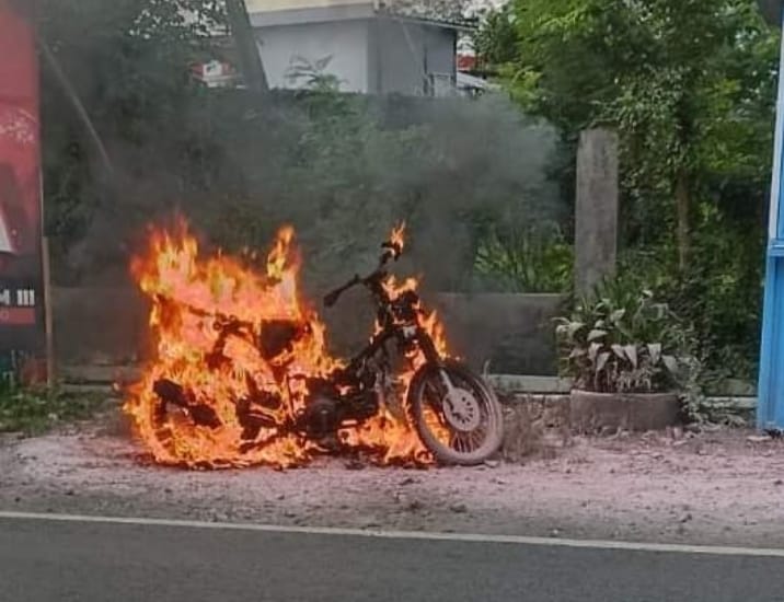 Sepeda motor Suzuki Shogun yang terbakar di samping SPBU Cluring, Banyuwangi, Rabu (22/11/2023). (blok-a.com/Kuryanto)