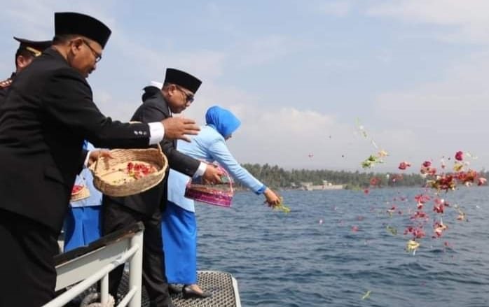 Upacara Tabur Bunga di Selat Bali memperingati hari Pahlawan Nasional, Jumat (10/11/2023) pagi. (blok-a.com/Kuryanto)