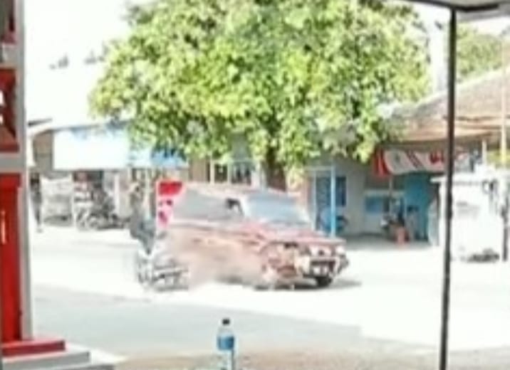 Caption : lokasi lakalantas antara mobil Toyota Kijang Vs Sepeda motor Honda Blade, di Jalan raya jurusan Muncar, tepatnya di Simpang 4 masuk Desa Sumberberas, Kecamatan Muncar, Sabtu (2/12/2023)(blok-a.com/Kuryanto).