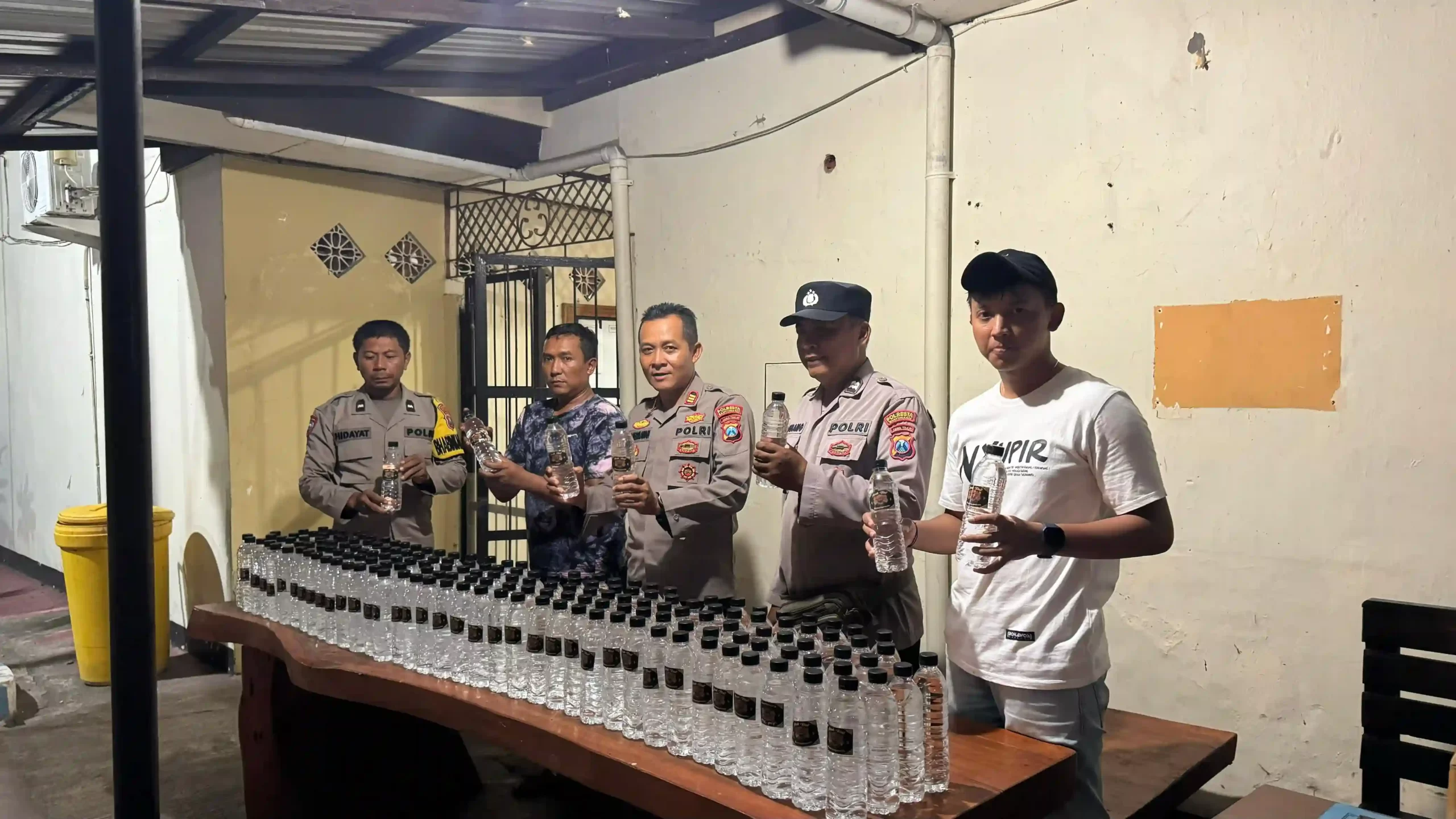 Caption : ratusan botol tanggung arak Bali yang berhasil disita Polsek Purwoharjo, Banyuwangi dalam gelar operasi Miras jelang malam Tahun Baru 2024, Sabtu (30/12/2023)(blok-a.com/Kuryanto).