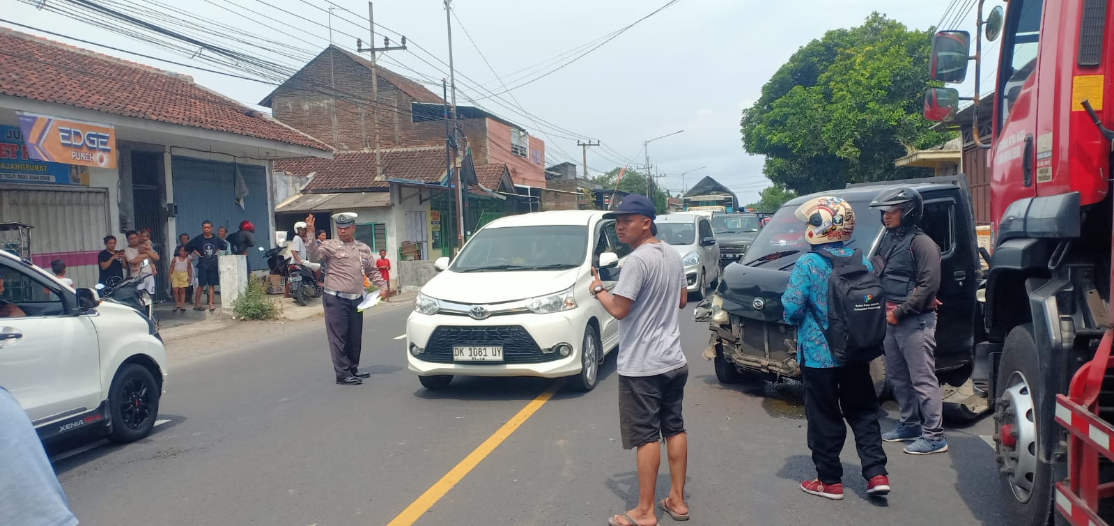 Laka beruntun yang terjadi di Jalan Raya Rogojampi, Banyuwangi, Sabtu (9/12/2023(blok-a.com/Kuryanto)