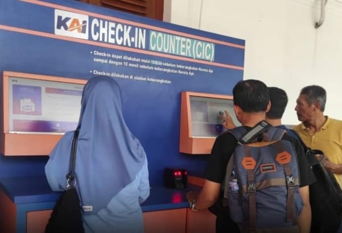 Calon penumpang KA Daop 9 Jember saat melakukan Check-In Kereta Api secara online, Selasa (12/12/2023)(blok-a com/Kuryanto)