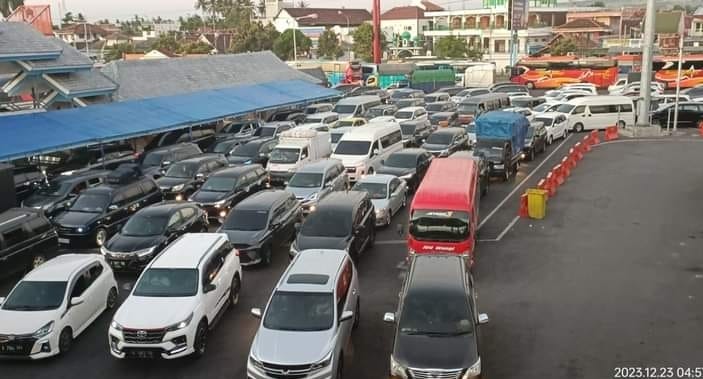 Akibat surutnya perairan selat bali, berimbas pada penumpukan antrean yang terjadi di Pelabuhan Penyeberangan ASDP Ketapang, Banyuwangi, Rabu (23/12/2023).(blok-a com/Kuryanto)