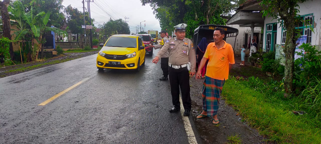 Piket Lantas Polsek Kalibaru saat melakukan olah TKP tabrakan beruntun antara sebuah mobil dan dua motor di Jalan Raya Jember - Banyuwangi, di Kecamatan Glenmore, Banyuwangi, Kamis (28/12/2023).(blok-a.com/Kuryanto)