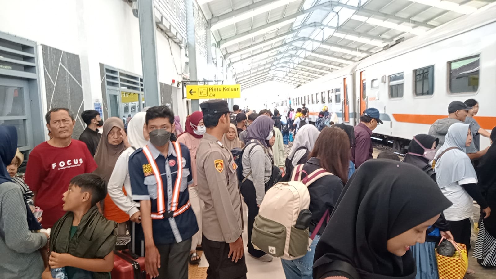 Personel Polsek Sempu, memberikan pengawasan dan pengamanan bagi penumpang di Stasiun Kereta Api Kalisetail Sempu, Banyuwangi, Sabtu (30/12/2023).(blok-a.com/Kuryanto)