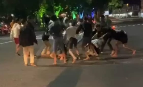 Tngkapan layar video aksi pengeroyokan yang terjadi di kawasan Jalan Taman Sritanjung yang terjadi sekitar pukul 01.30 WIB, Minggu (3/12/2023).(blok-a.com/Kuryanto)