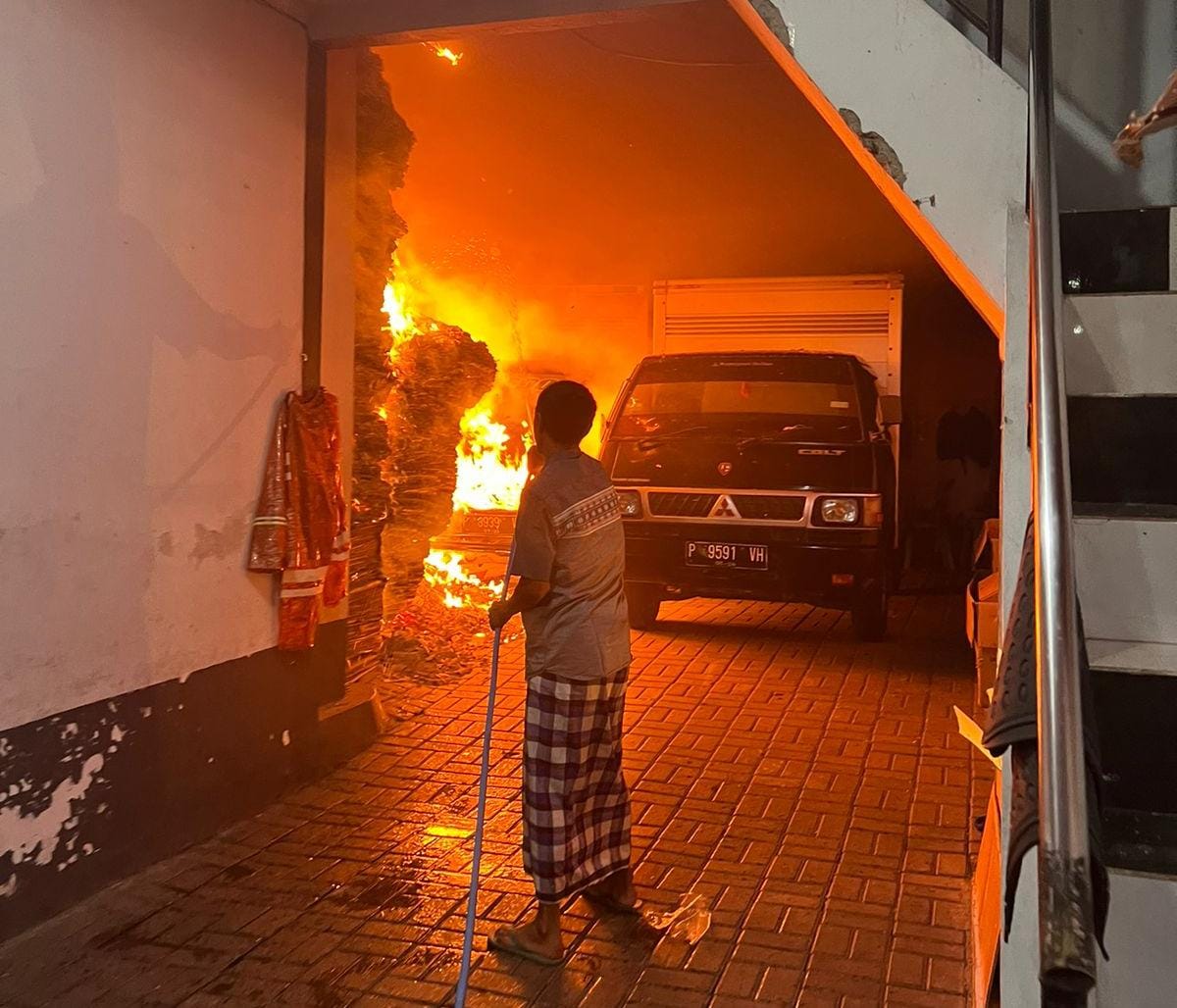 Caption : peristiwa kebakaran yang menimpa sebuah gudang elektronik di Dusun Songgorejo, RT 02 RW 01, Desa Songgon, Kecamatan Songgon, pemilik menderita kerugian ratusan juta rupiah, Sabtu (2/12/2023) malam. (blok-a.com/Kuryanto).