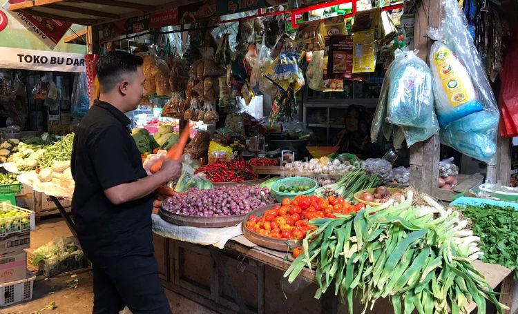 Petugas monitoring harga jual Bapokting Pasda Genteng II saat melakukan pantauan dan pendataan harga jual sembako, Kamis (14/12/2923).(blok-a.com/Kuryanto)