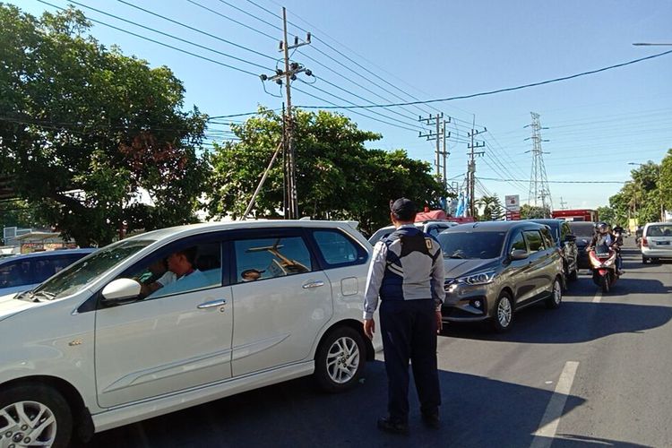 Petugas Dishub Banyuwangi tengah mengamankan arus lalu lintas. (dok. Kompas.com)