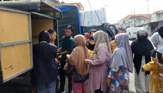 Puluhan emak-emak mengatre beli beras di gelar Pasar Murah yang bertempat di area Pasda Srono, Jumat (8/12/2023).(blok-a.com/Kuryanto)