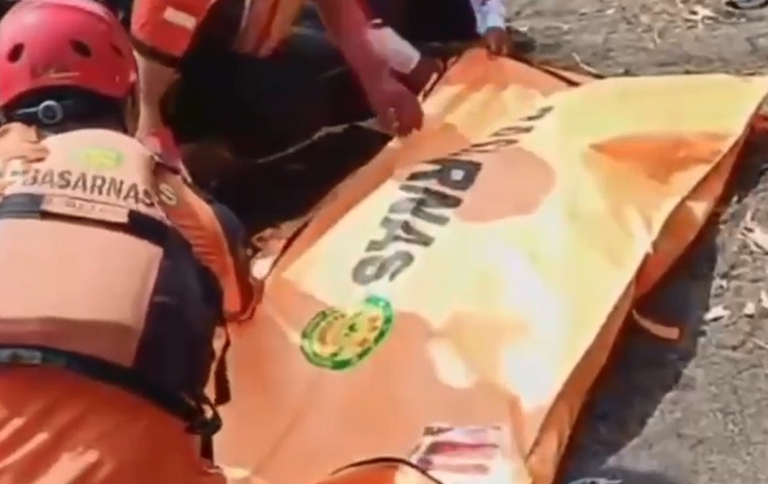 Proses evakuasi bocah yang tewas terseret air bah saat mandi di Sungai Gayam, Desa Singojuruh, Banyuwangi.