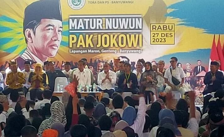 Presiden Jokowi saat bertanya jawab dengan 2 orang perwakilan penerima manfaat dari Tanah Perhutanan Sosial dan Reforma Agraria di RTH Maron Genteng, Rabu (27/12/2023).(blok-a.com/Kuryanto)