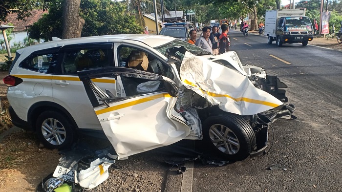 Lokasi kecelakaan truk Fuso vs mobil, di Jalan Raya Situbondo Banyuwangi, Rabu (6/12/2023).(blok-a.com/Kuryanto)