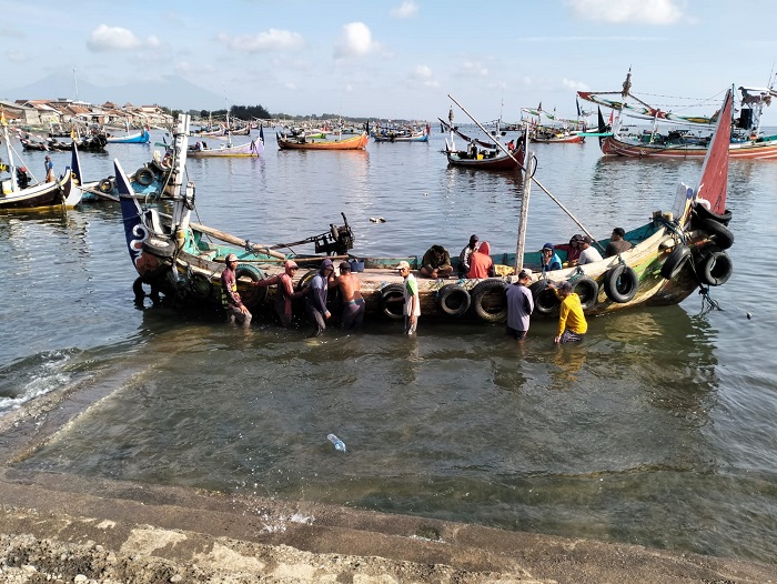 ABK KM Walet, saat mengevakuasi jenazah Abdul Muhid, nelayan asal Dusun Kalimati, Desa Kedungrejo, Kecamatan Muncar, yang meninggal dunia saat melaut, Senin (11/12/2023).(dokumen dari Polsek Muncar untuk blok-a com)