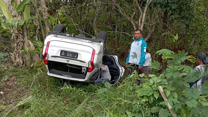 Mobil Mitsubishi Pajero Sport tercebur parit sedalam 2 meter di Balokan, Desa Dasri, Kecamatan Tegalsari, Jumat (15/12/1023).(blok-a.com/Kuryanto)