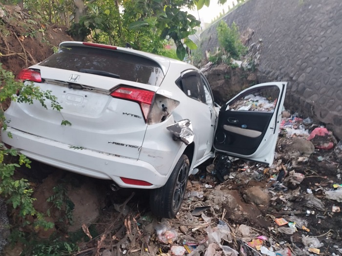 Mobil HRV Prestige tanpa Nopol, mengalami Laka tunggal di Jalan Raya Desa Mangir, Kecamatan Rogojampi, Jumat (22/12/2023).
