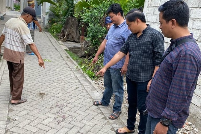 Warga Dusun Kepatihan, Desa Cluring, menunjukan lokasi penganiayaan yang dilakukan Sugiyono kepada Harsono, di hadapan anggota Unit Reskrim Polsek Cluring, Selasa (5/12/2023).(dokumen dari Polsek Cluring untuk blok-a.com)