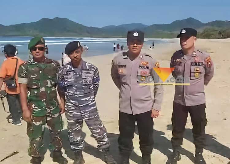 Personel gabungan saat melaksanakan Patroli di tempat wisata Pantai Pulau Merah, Sabtu (23/12/2023)(blok-a.com/Kuryanto).