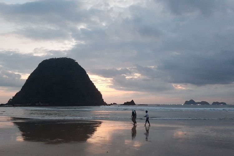 Pulau Merah Banyuwangi. (KOMPAS.COM/AHMAD SU'UDI)