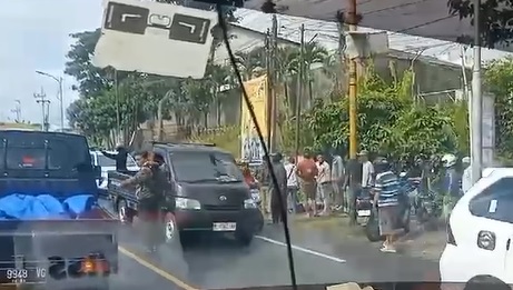 Laka tabrak lari yang terjadi di Jalan Raya Jember, Desa Pakistaji, Kabat, Banyuwangi, Rabu (20/12/2023).(Tangkapan layar video warga)