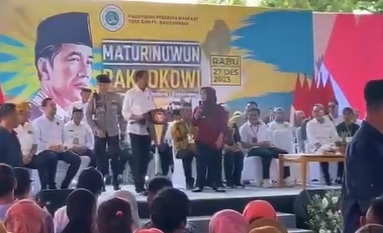 Momen Jokowi hendak memberikan hadiah sepeda gunung ke emak-emak di Banyuwangi.