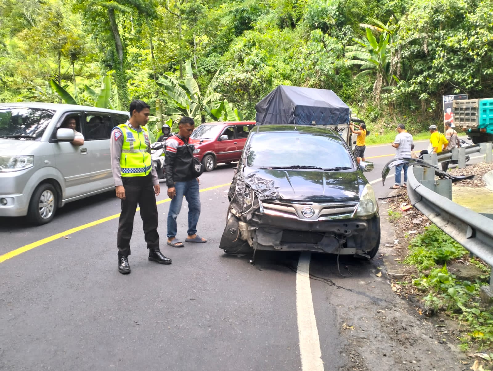 Kecelakaan di Jalur Gumitir Antara Dua Mobil Kerugian Mencapai Puluhan Juta (Blok-a/Kuryanto)