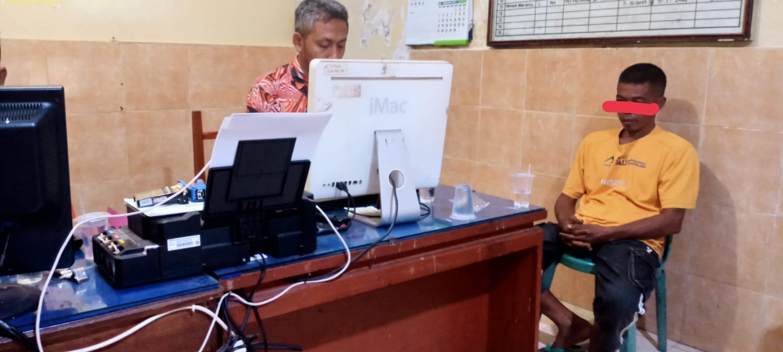 Caption : Mujiono (44) terduga pelaku pengrusakan sebuah rumah dan isi dalam rumah sambil membawa sebilah pisau dan celurit, yang terjadi di Desa Temuguruh, Kecamatan Sempu. Minggu (14/1/2024)(dokumen dari Polsek Sempu untuk blok-a.com).