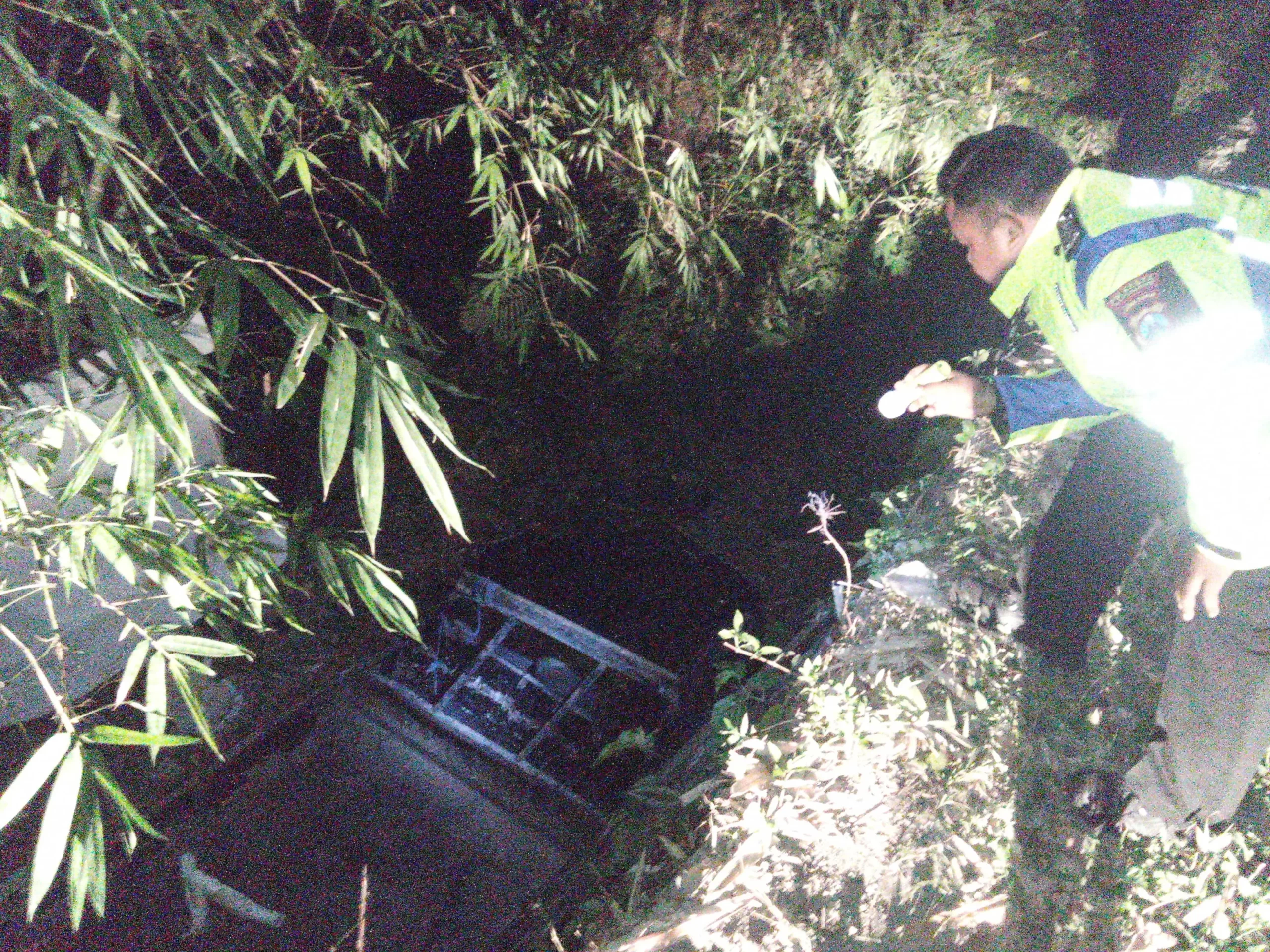 Pikap masuk jurang di Jalan jurusan Jambesari, Kecamatan Giri, Banyuwangi, Rabu (3/1/2024) malam. (dokumen dari Satlantas Polresta Banyuwangi untuk blok-a.com)