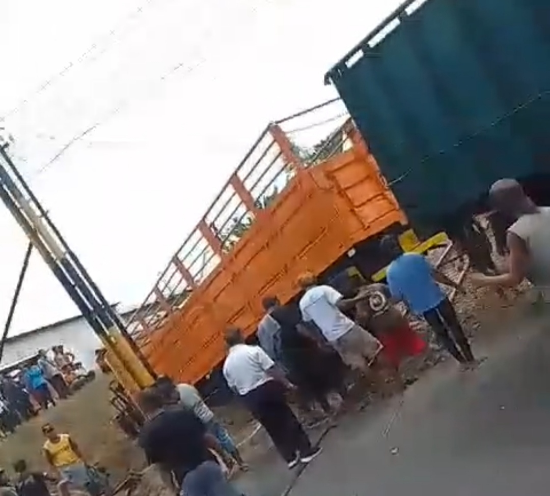 Tangkapan layar video tabrakan truk di Banyuwangi, Jumat (5/1/2024).