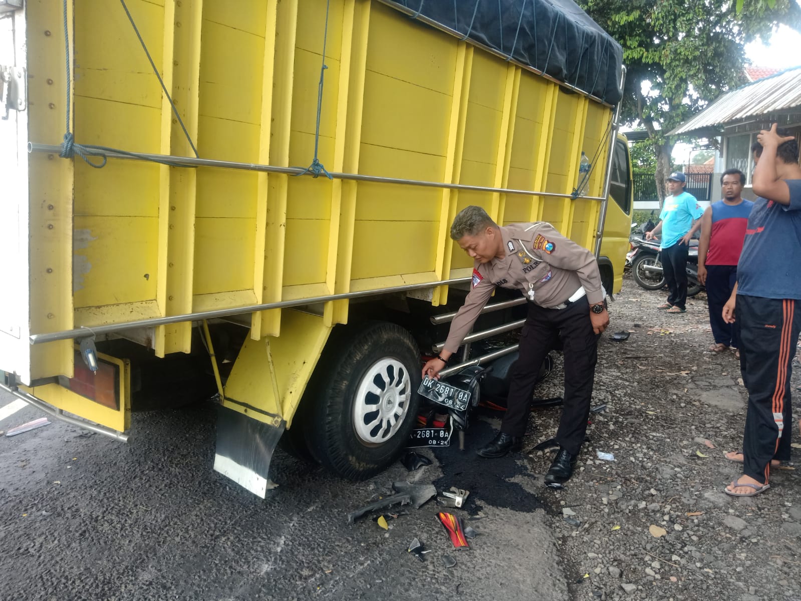 Caption : Piket lantas Polsek Genteng, Bripka Hadi Sutoyo, saat menunjukan lokasi laka beruntun antara sebuah truk dan tiga motor yang terjadi di Jalan Raya Kembiritan - Banyuwangi, di Desa Kembiritan, Kecamatan Genteng, yang mengakibatkan satu korban tewas di tempat, Sabtu (28/1/2024)(blok-a.com/Kuryanto).