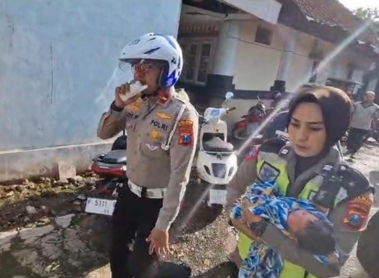Polwan Polres Bondowoso mengevakuasi bayi yang ditemukan di depan SDN Dabasah 3. (dok. Polres Bondowoso)