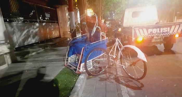 Becak ditabrak mobil saat parkir mencari penumpang di pinggir Jalan Jendral Ahmad Yani, di depan SMPN 1 Banyuwangi, Kecamatan Banyuwangi, Senin (15/1/2024) dini hari. (dokumen dari Satlantas Polresta Banyuwangi untuk blok-a.com)