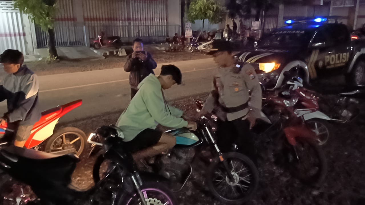 Caption : Kapolsek Gambiran, AKP Badrodin Hidayat SH. MH, saat memberikan saran dan himbauan pada segerombolan remaja saat gelar Patroli Malam Minggu dan Penertiban Pengguna Knalpot Brong, Balap Liar, serta Antisipasi 3 C, Sabtu (27/1/2024)(dok dari Polsek Gambiran untuk blok-a.com)